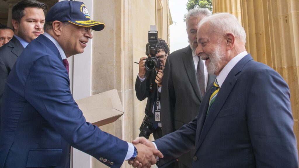 Presidente de Colombia y Presidente de Brasil estrechando sus manos.