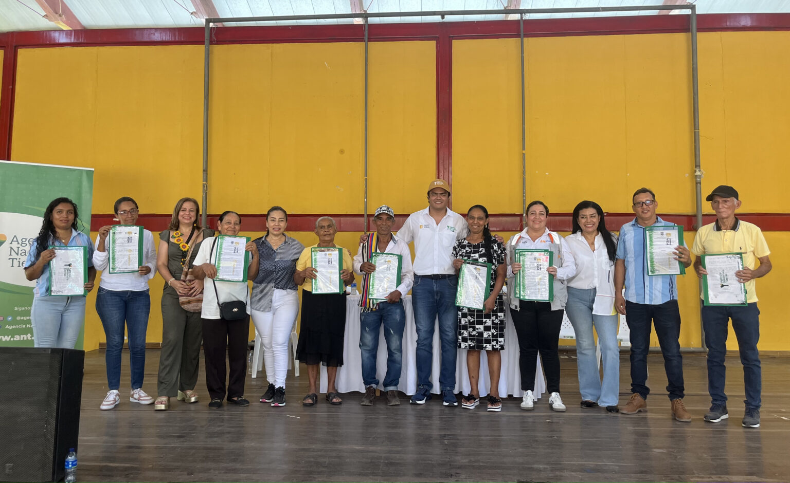 Miembro de la ANT y otras 11 personas beneficiadas de la entrega