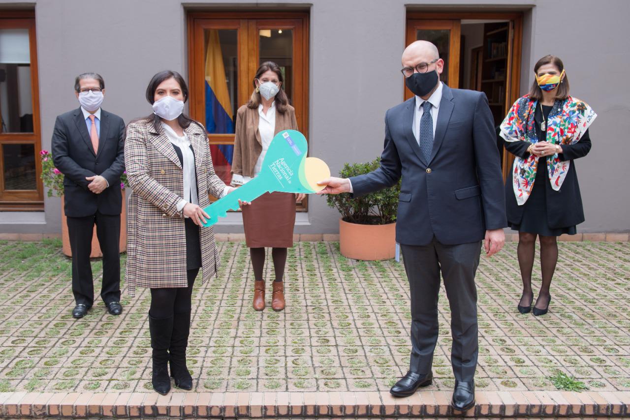 La Directora de la ANT, Myriam Martínez Cárdenas en compañía de la Vicepresidenta Marta Lucía Ramírez, la Ministra de Transporte y el Ministro de Agricultura, oficializan la entrega en las manos de un funcionario de la Agencia Nacional de Infraestructura, de 111 predios