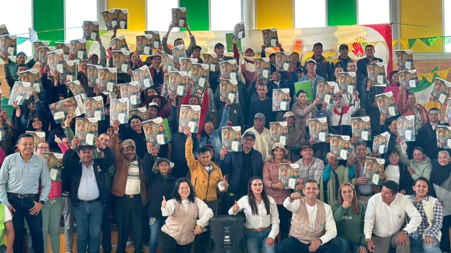 Familias campesinas celebrando la entrega de títulos de sus predios en Boyacá.