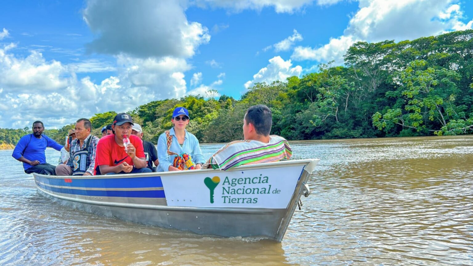 Funcionarios de ANT y Dajada Joaquín Nijbe Joonide, representante de la comunidad Mauru Munu de los Nukak – Maku en un rio en El Guaviare.