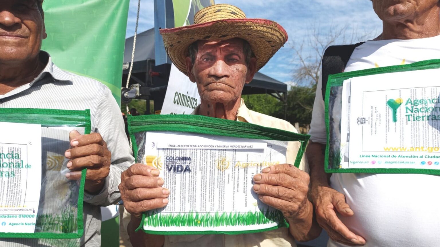 Ángel Alberto Regalado, campesino de Tenerife sosteniendo su título de propiedad.