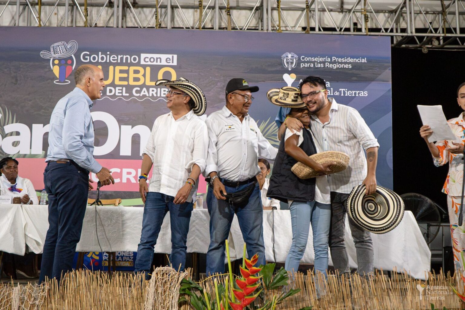 Entrega de la comandancia a manos del Presidente Gustavo petro.