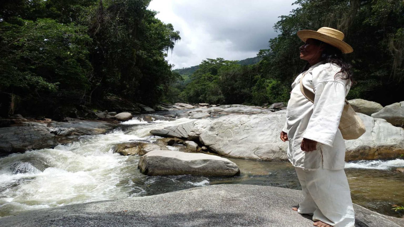 Indígena miembro del resguardo Kogui Malayo Arhuaco en un río en La Guajira.