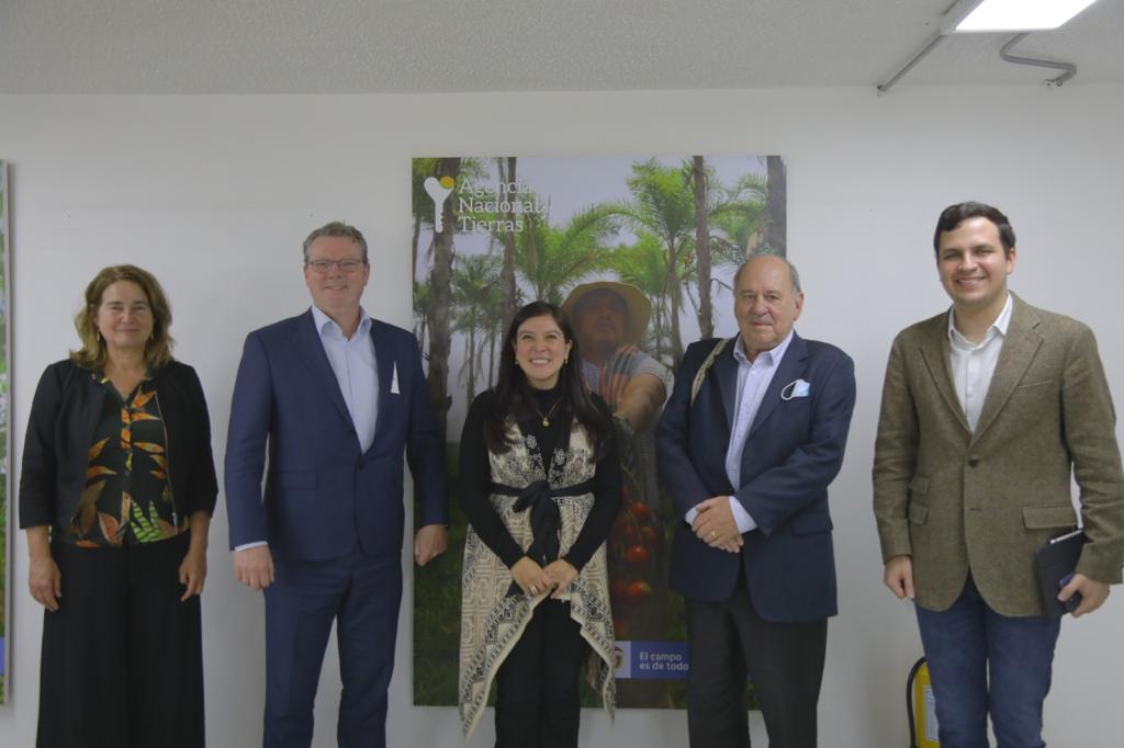 Ex directora de la ANT Myriam Martínez Cárdenas  y Kees de Zeeuw, Director de Kadaster Internacional junto otros funcionarios
