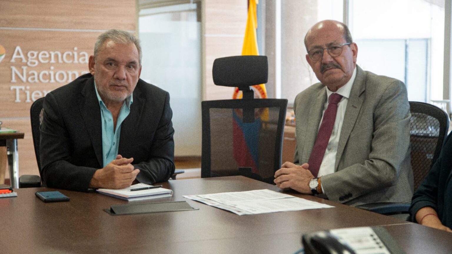 Fotografía del Superintendente de Notariado y Registro, Roosvelt Rodríguez Rengifo y el Director General de la Agencia Nacional de Tierras, Gerardo Vega Medina.
