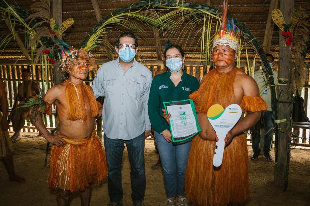 Representantes de la comunidad indígena Tiitanho Nijaamu-La Libertad del pueblo Yagua, junto a la ex directora, Myriam Carolina Martínez y el ex Ministro de Agricultura y Desarrollo Rural, Rodolfo Zea Navarro
