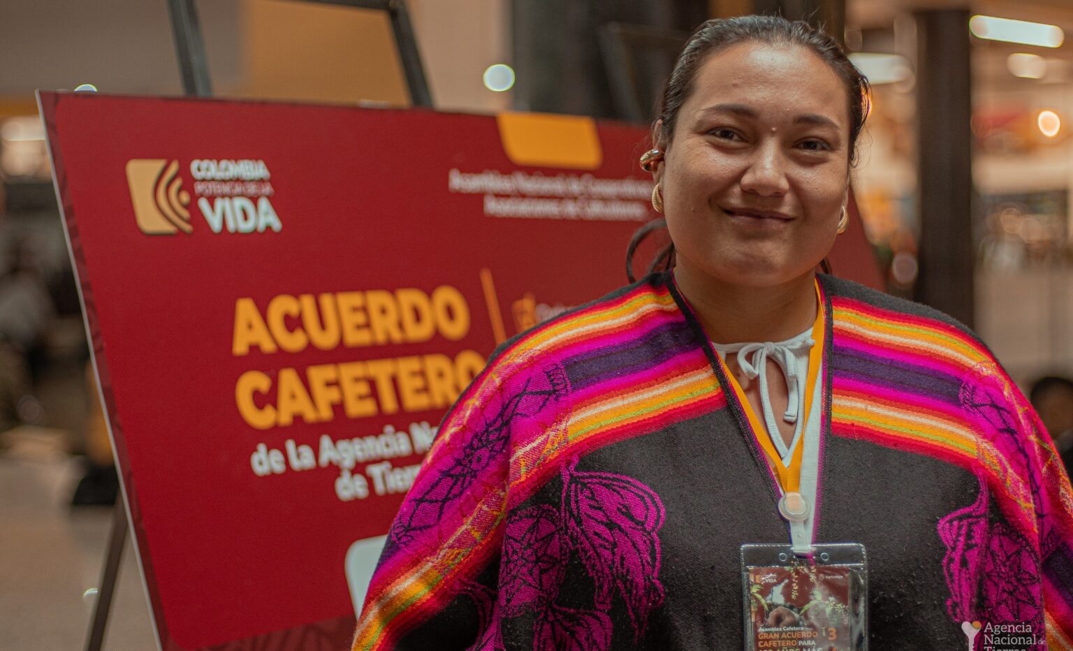 Mujer en la asamblea cafetera.