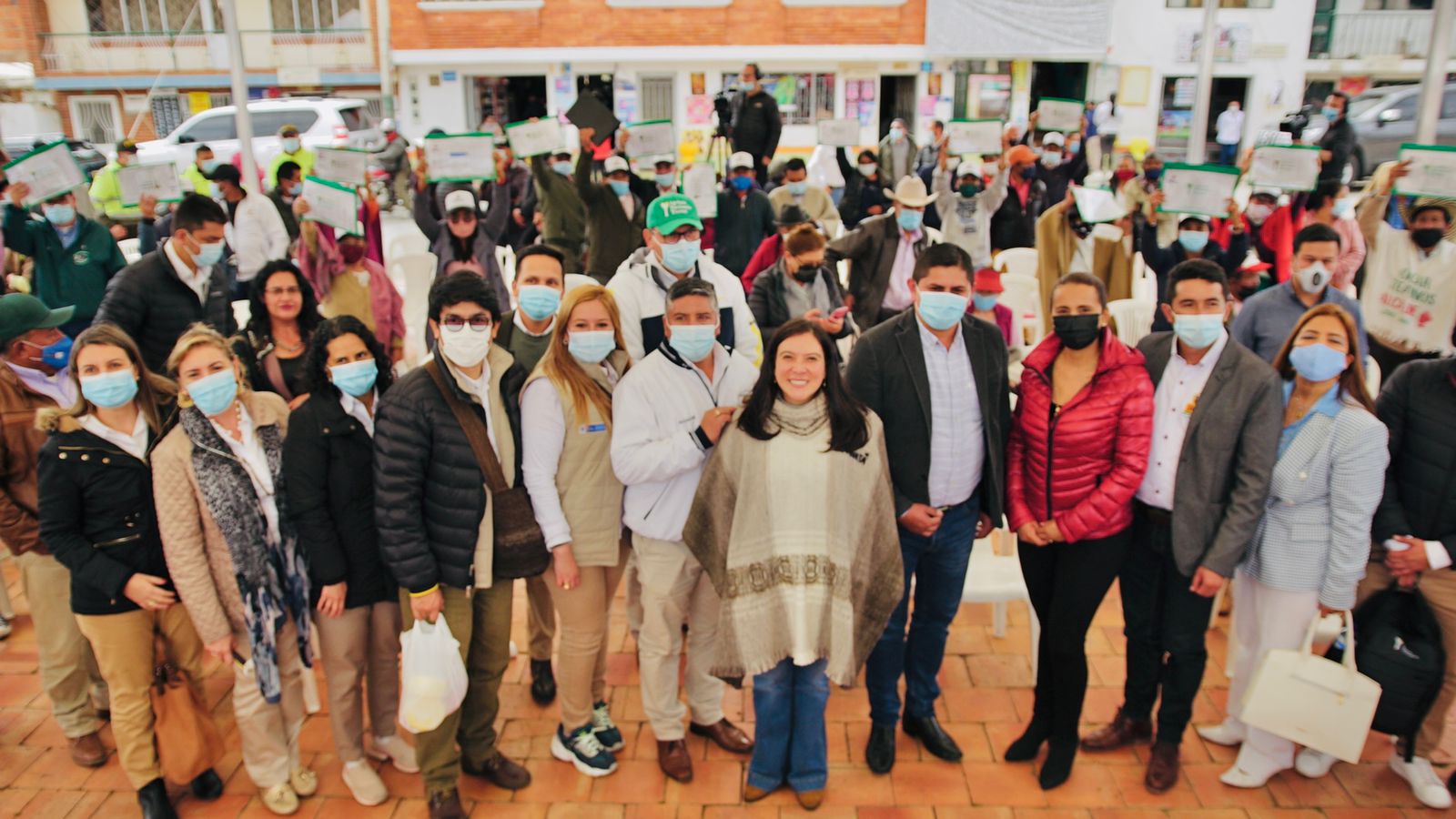Ex directora de la ANT Myriam Martínez Cárdenas, junto a familias de Boyacá