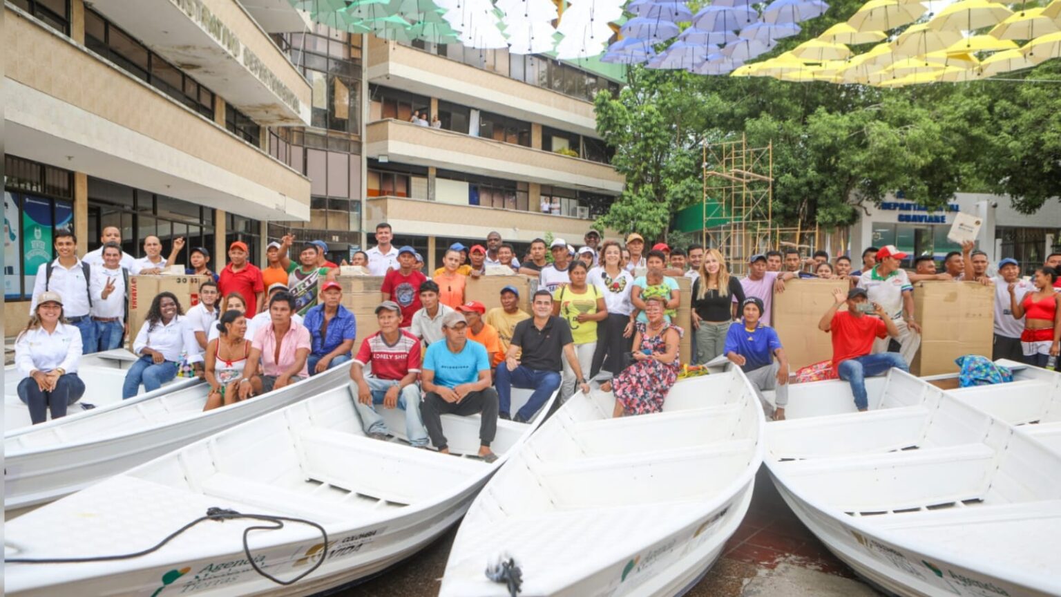 Familias del resguardo Nukak después de recibir sus lanchas para pescar.