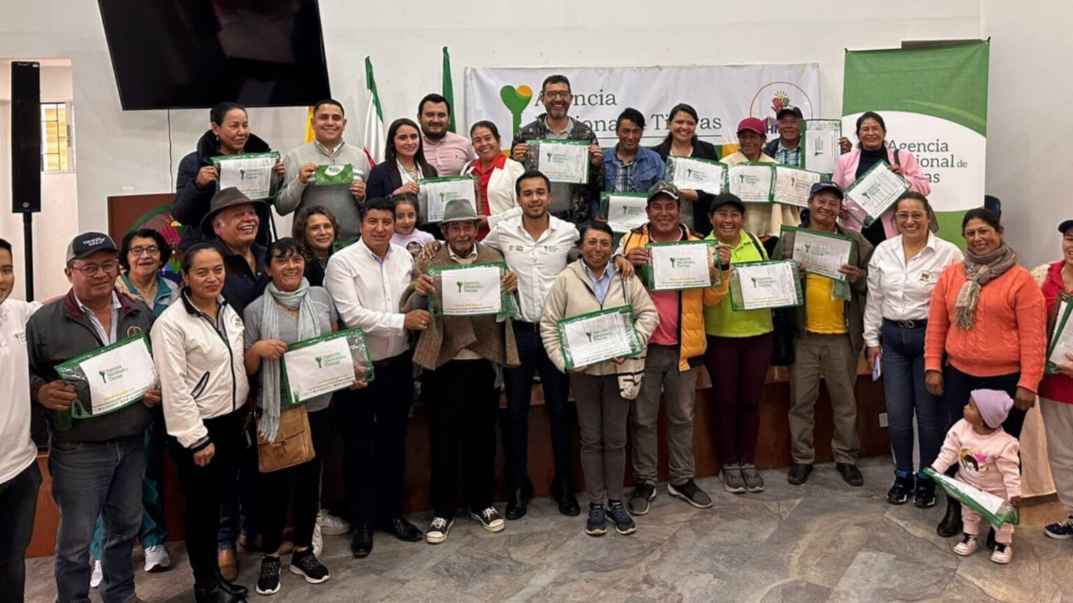 Familias campesinas de Chivatá, Boyacá recibiendo sus títulos de propiedad.