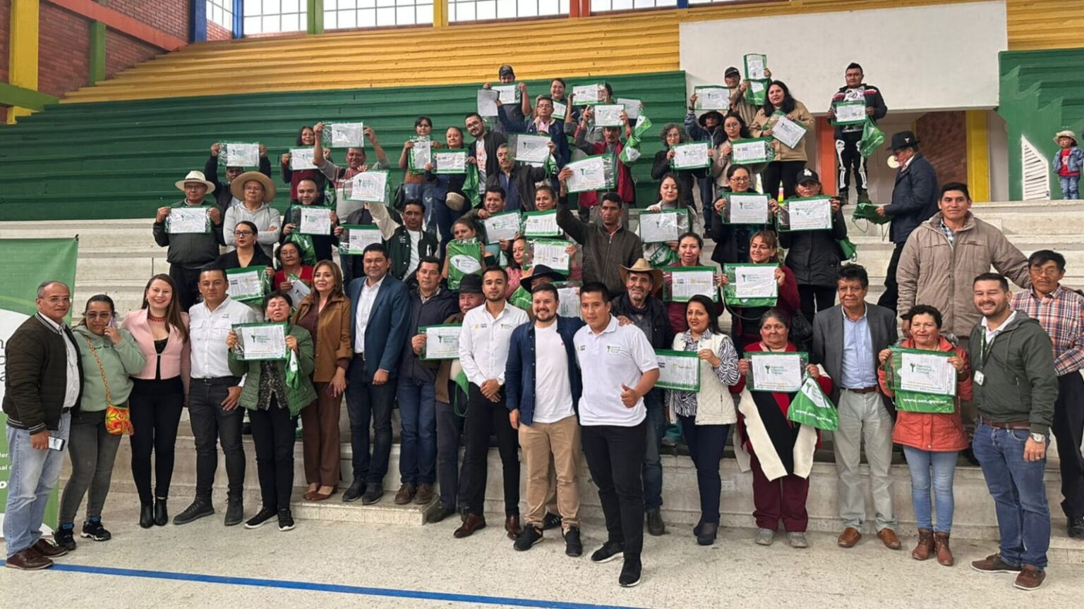 Familias campesinas de Boyacá recibiendo sus títulos.