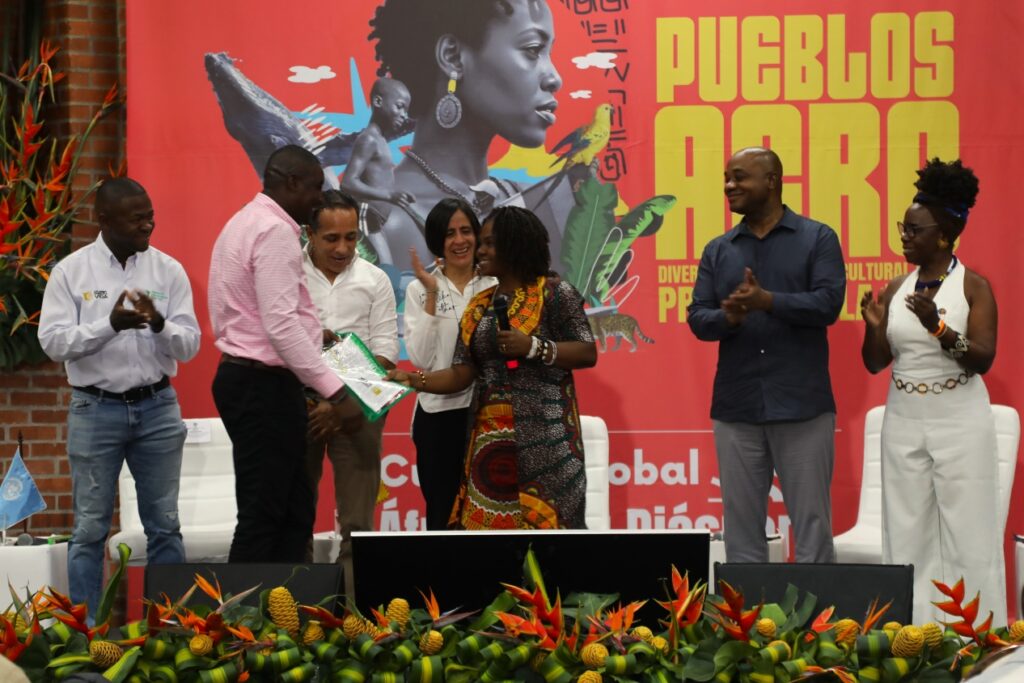 Entrega títulos comunidades negras