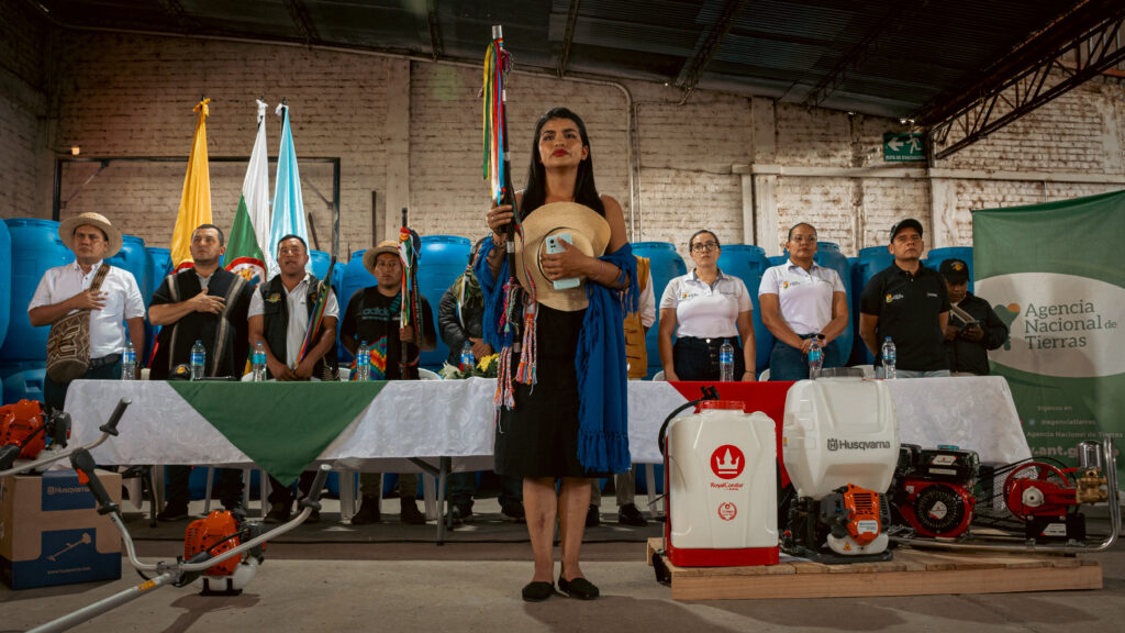 Sesión de entrega a las comunidades indígenas en el Huila.