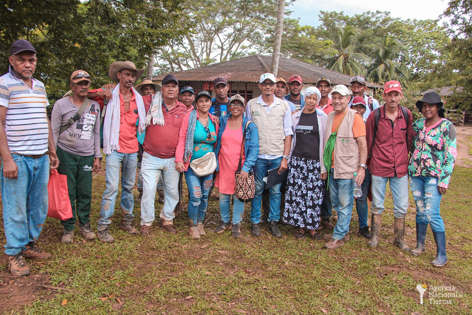 Campesinos de ayapel y funcionarios de ant durante entrega de tierras