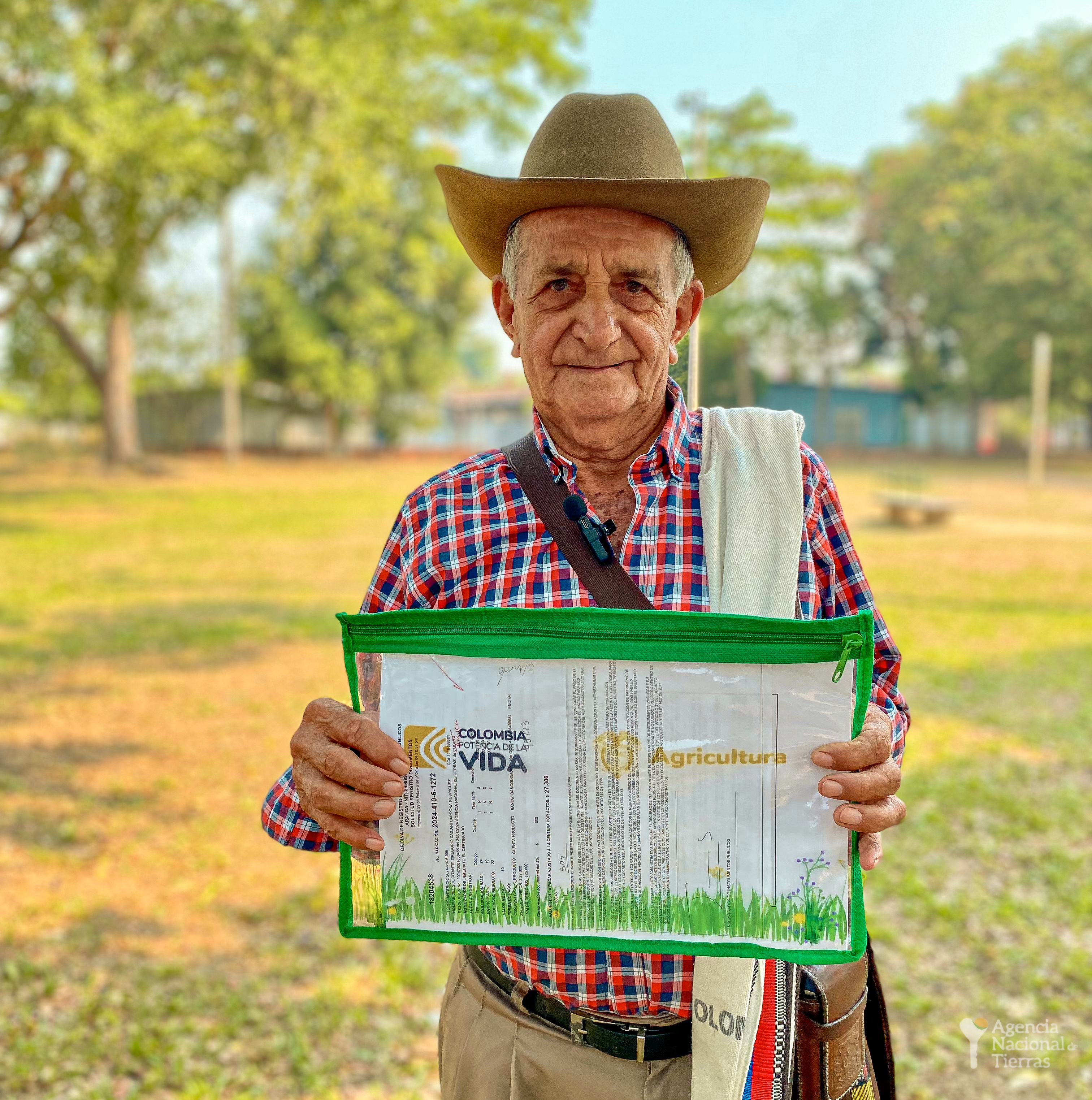 Campesino con titulo de tierra en sus manos
