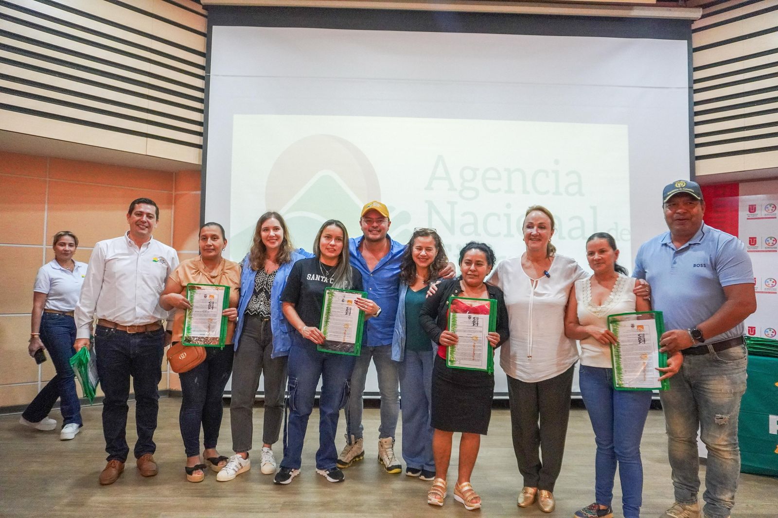 director-ant-junto-a-campesinas-en-asamblea-regional-de-mujeres-rurales