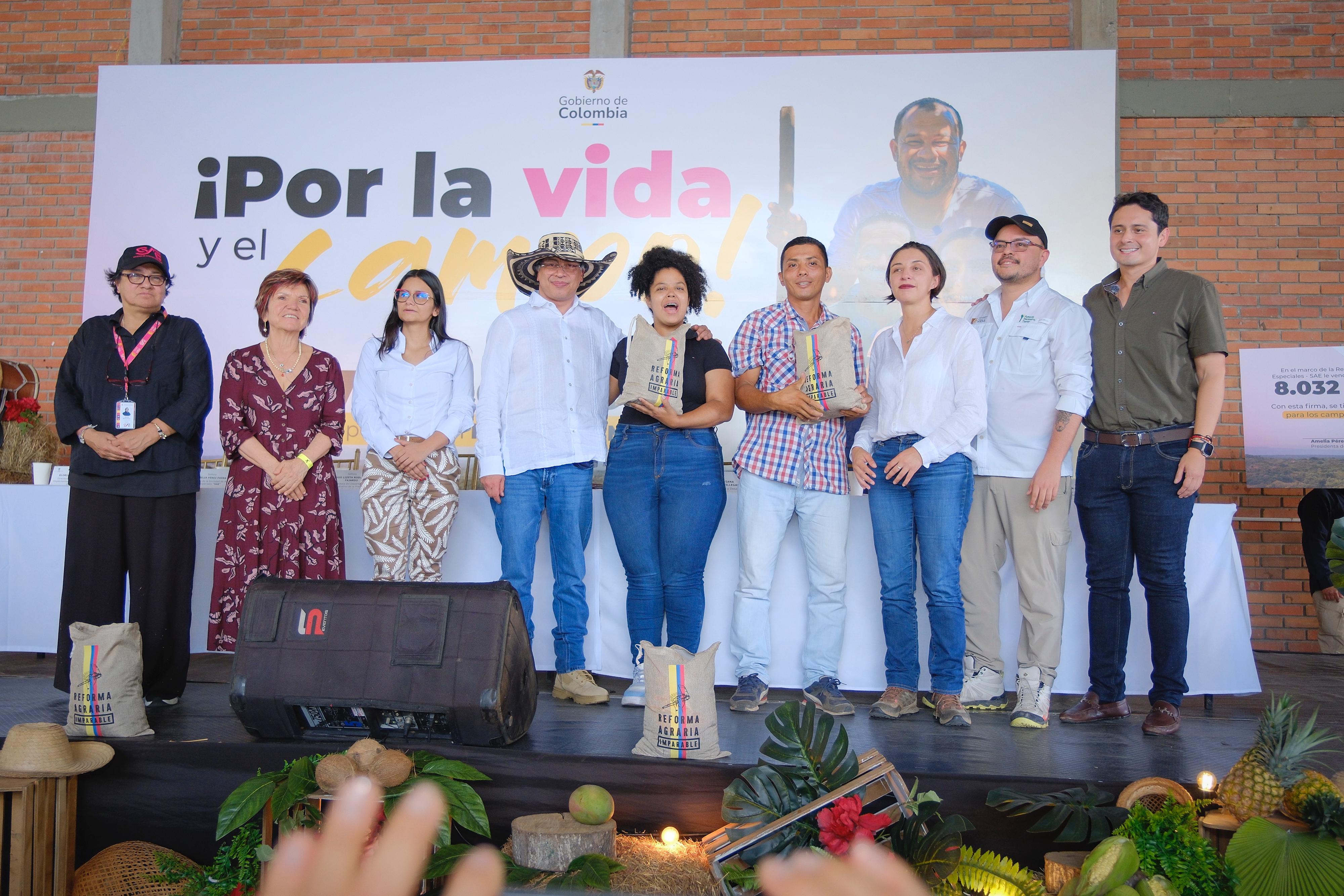 campesinos-de-magdalena-medio-junto-a-presidente-petro-y-funcionarios-del-sector-agricultura
