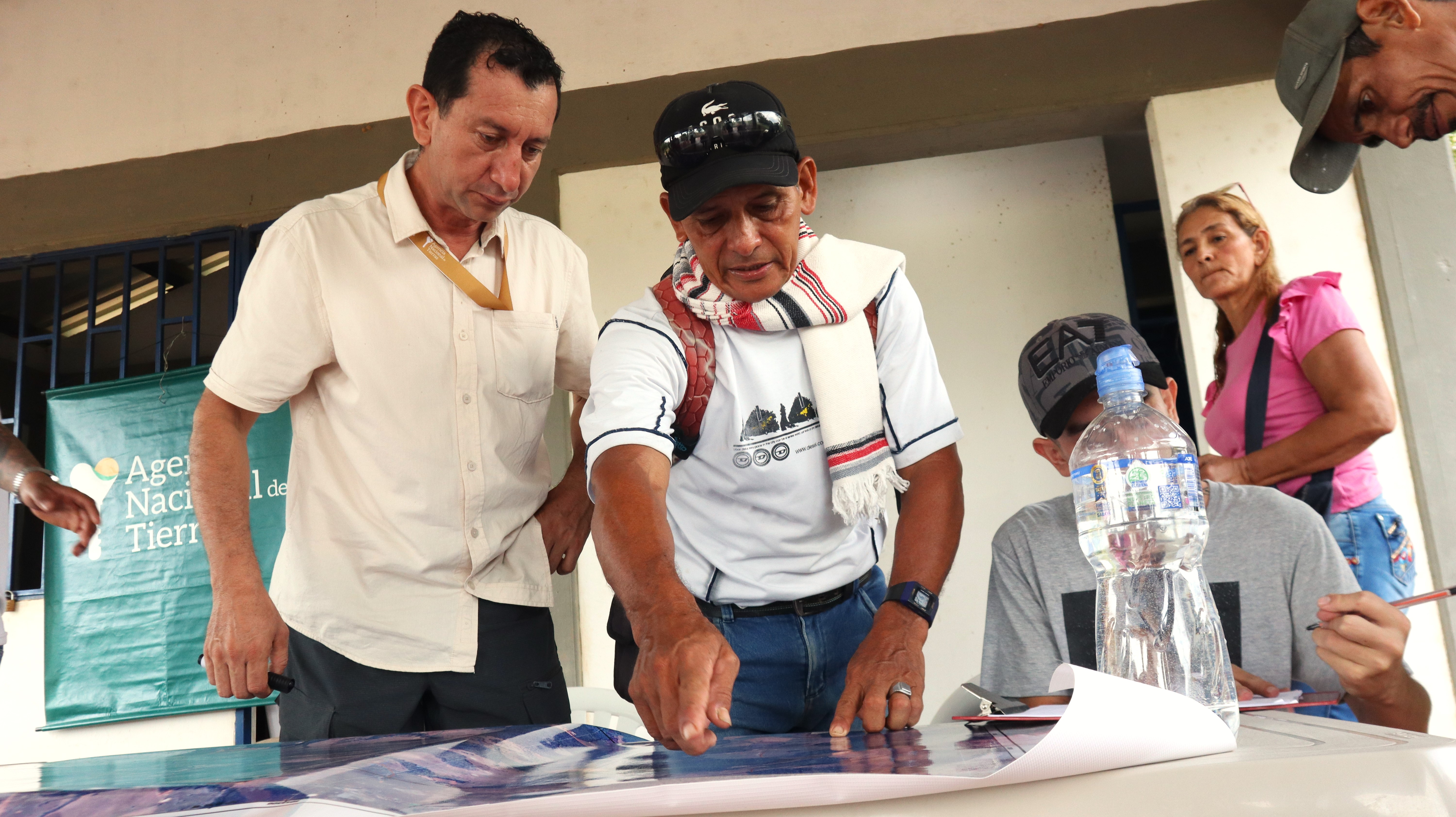 funcionario-ant-y-campesino-observando-mapa