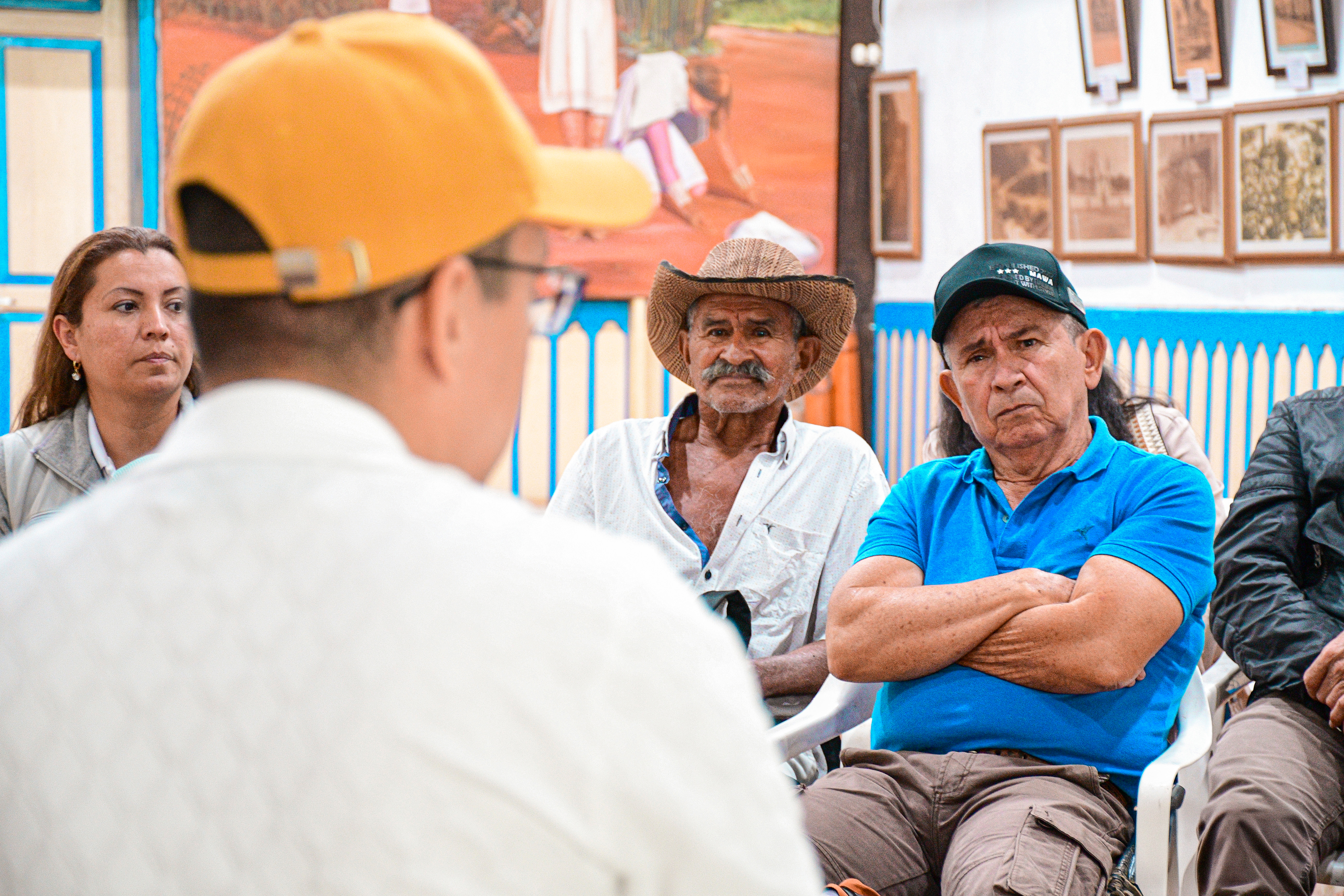 un-grupo-de-personas-sentadas-alrededor-de-una-mesa
