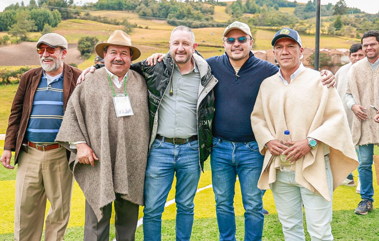 un-grupo-de-hombres-posando-para-una-foto-en-un-campo-junto-a-director-ant