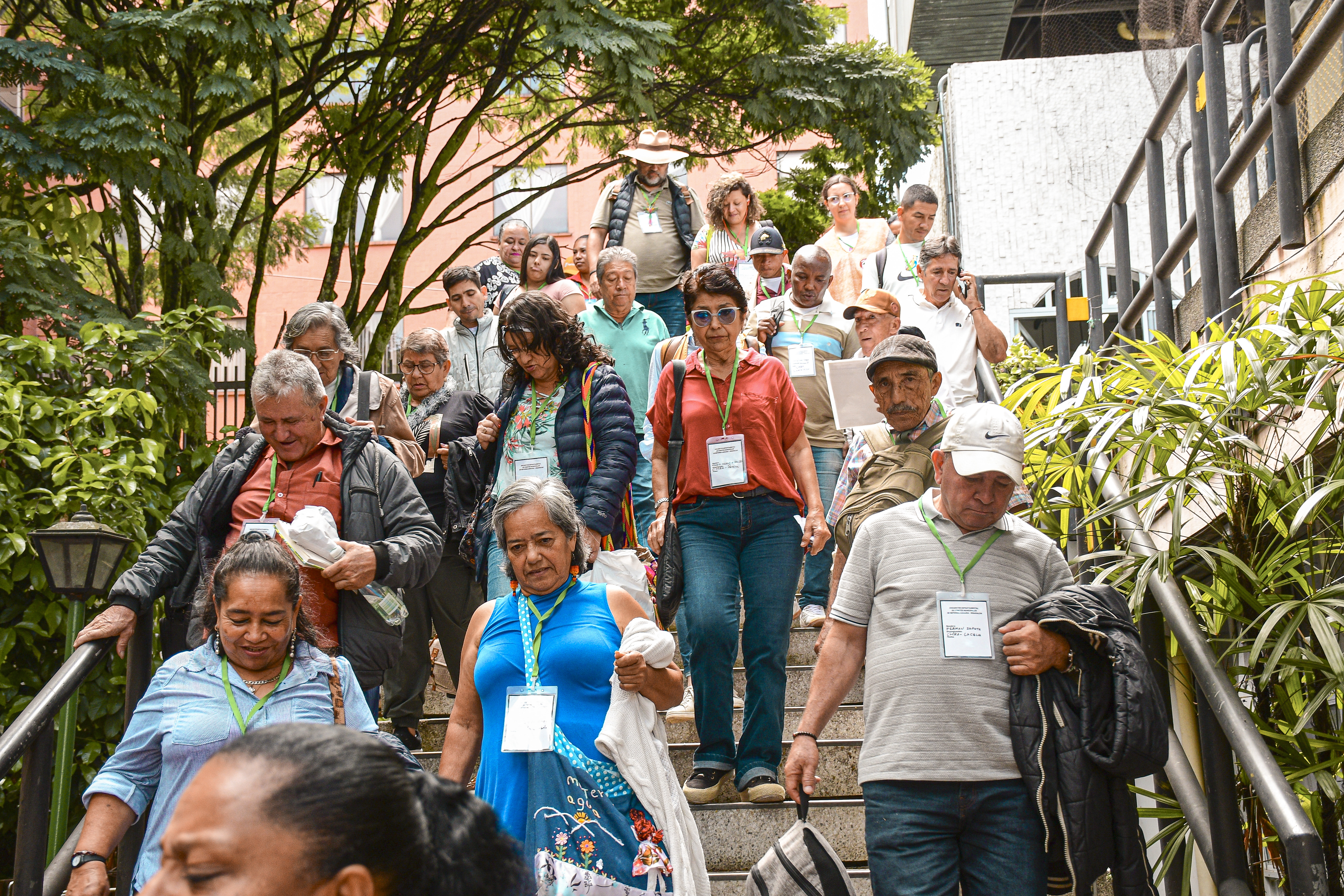 un-grupo-de-personas-caminando-por-un-juego-de-escaleras