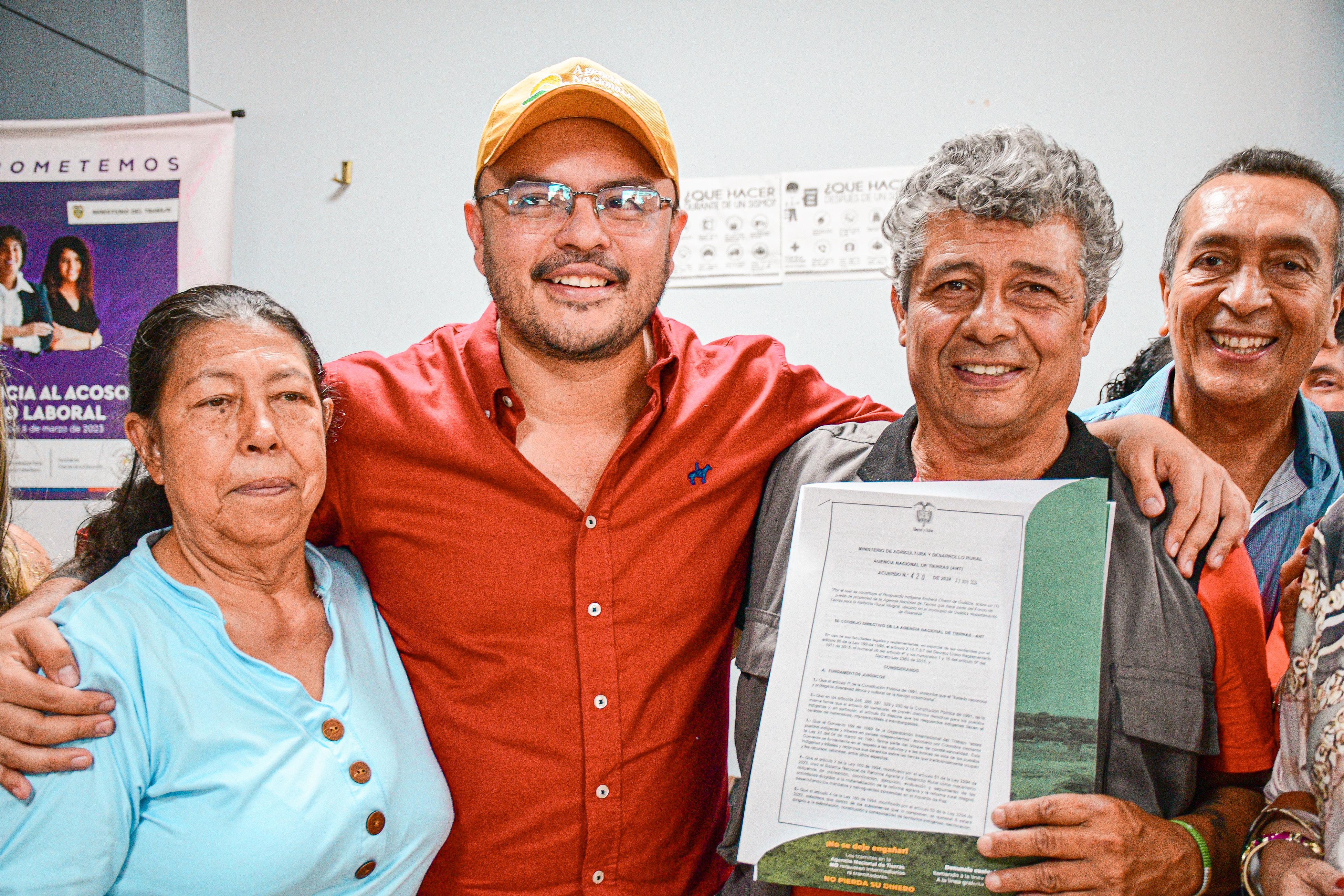 director-ant-junto-a-un-hombre-que-tiene-un-certificado-con-un-grupo-de-personas