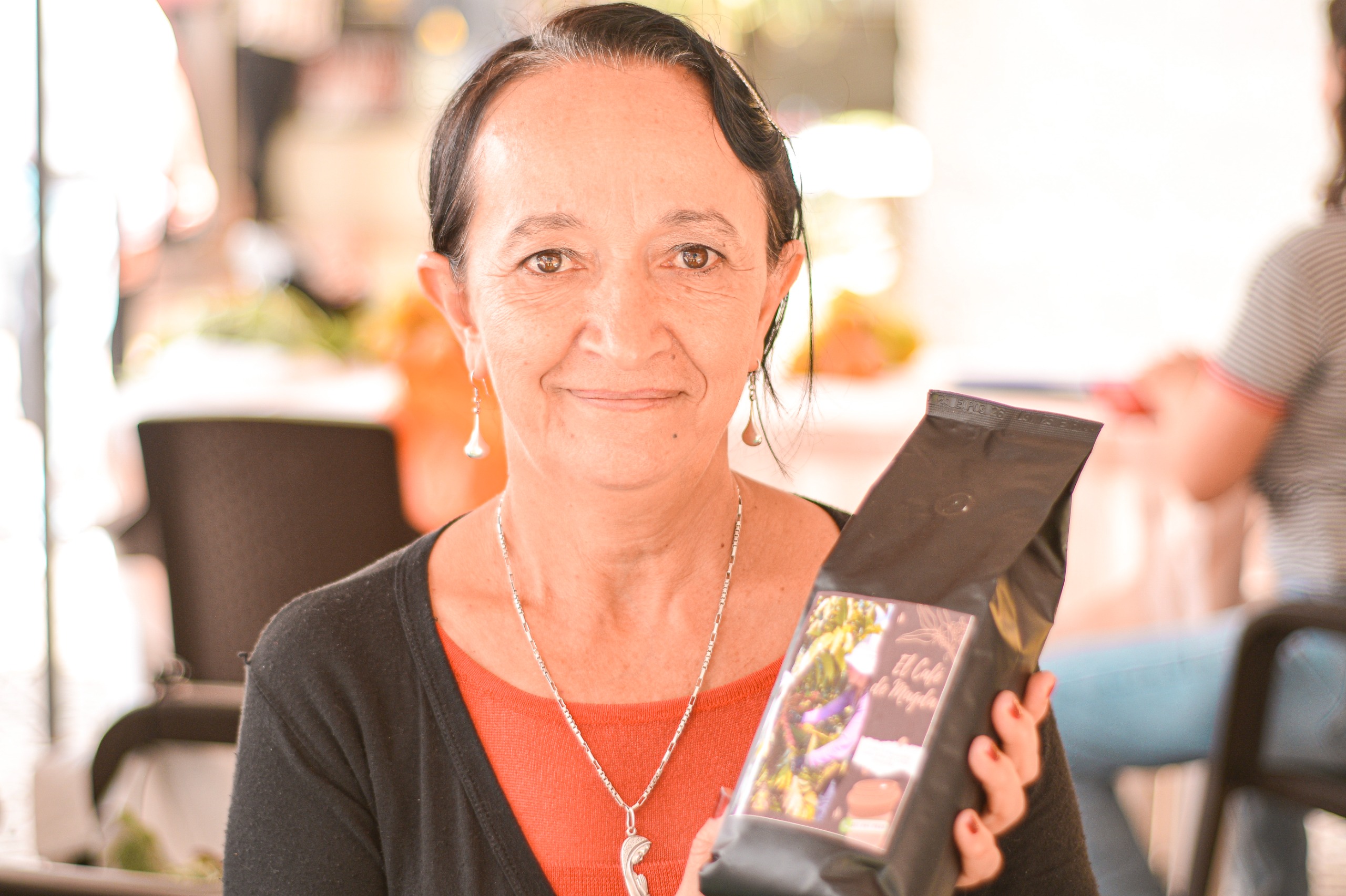 una-mujer-sosteniendo-una-bolsa-de-cafe
