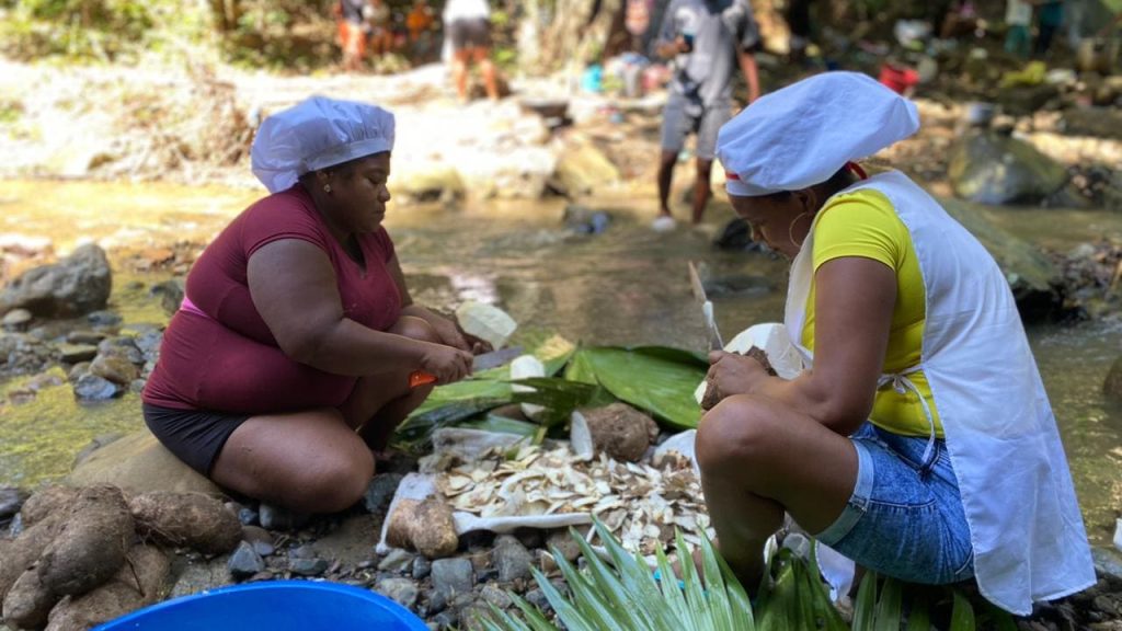 dos-mujeres-estn-preparando-comida-en-un-arroyo