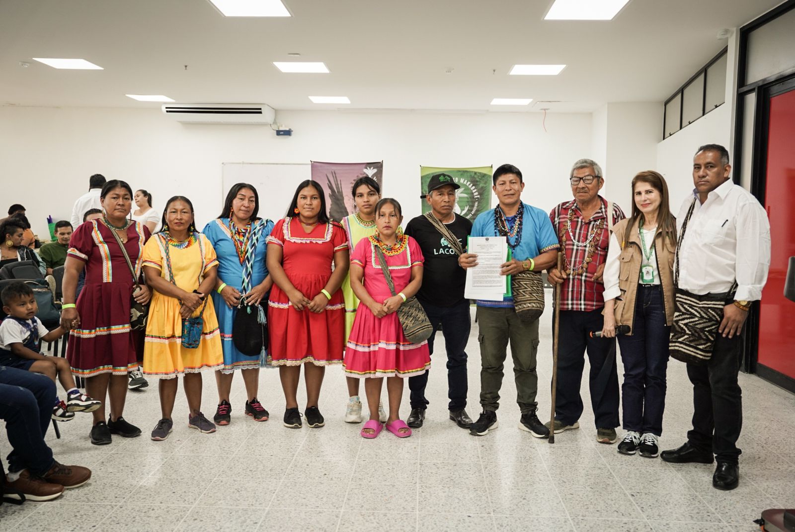 un-grupo-de-personas-con-ropa-tradicional-posando-para-una-foto
