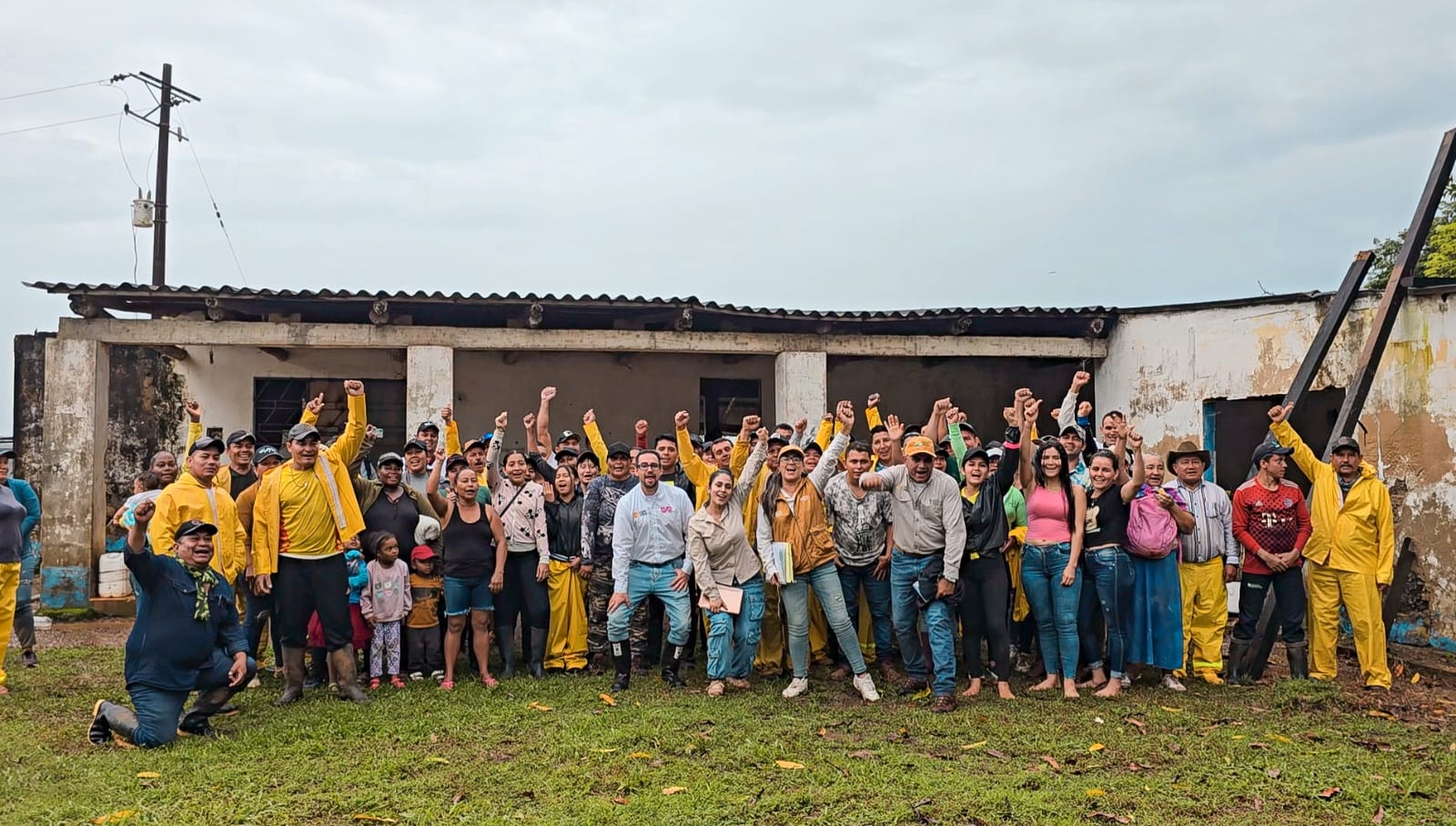 un-grupo-de-personas-en-chaquetas-amarillas-paradas-frente-a-un-edificio