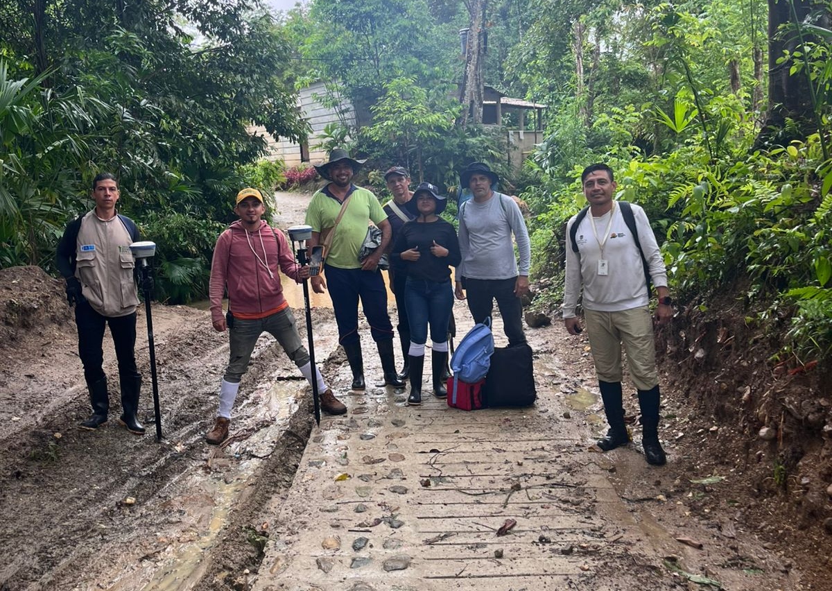 un-grupo-de-personas-parados-en-un-camino-de-piedra