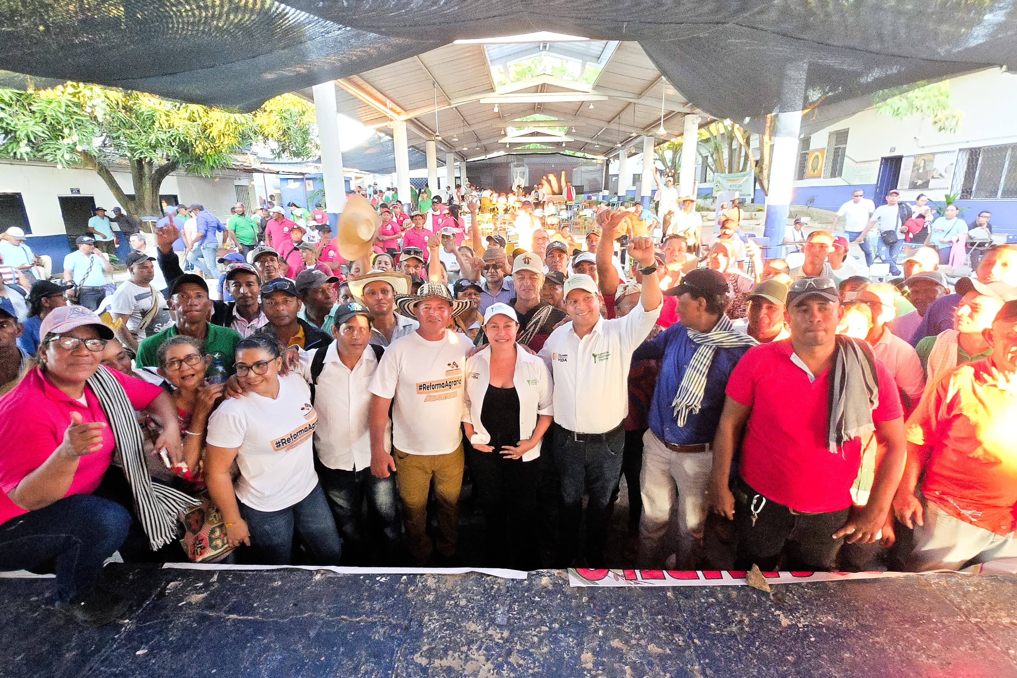 un-grupo-de-personas-parados-juntas-en-una-gran-rea-al-aire-libre