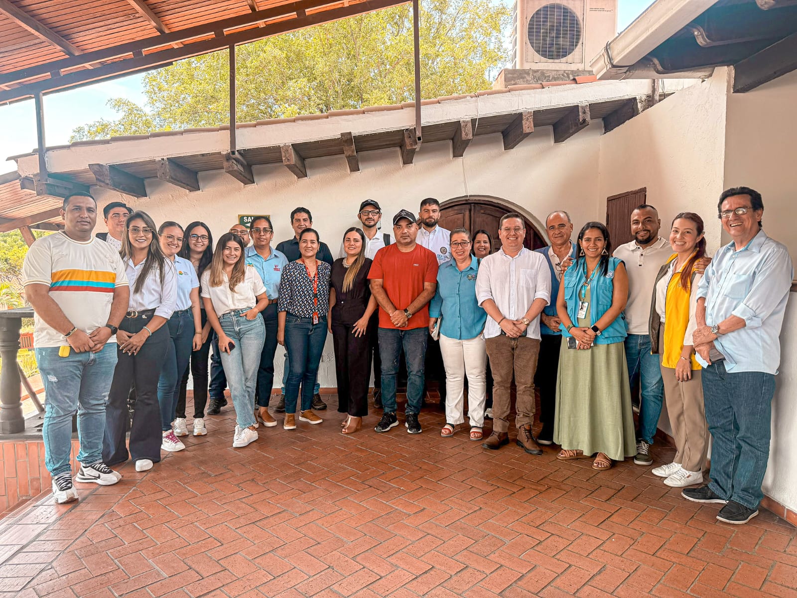 un-grupo-de-personas-parados-juntas-frente-a-un-edificio