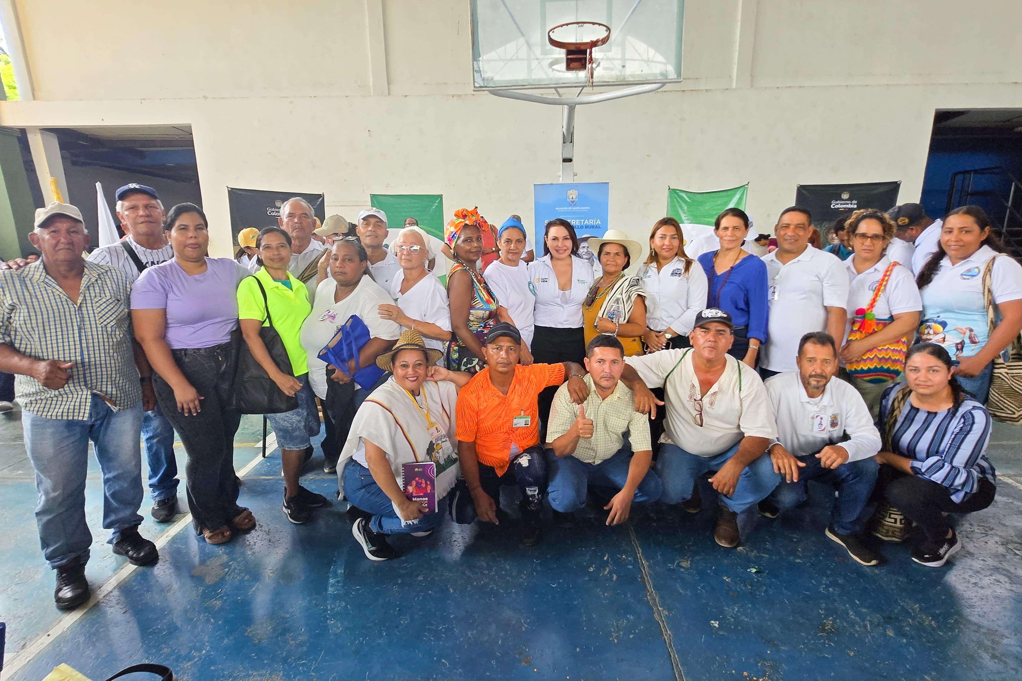 un-grupo-de-personas-posando-para-una-foto-en-un-gimnasio