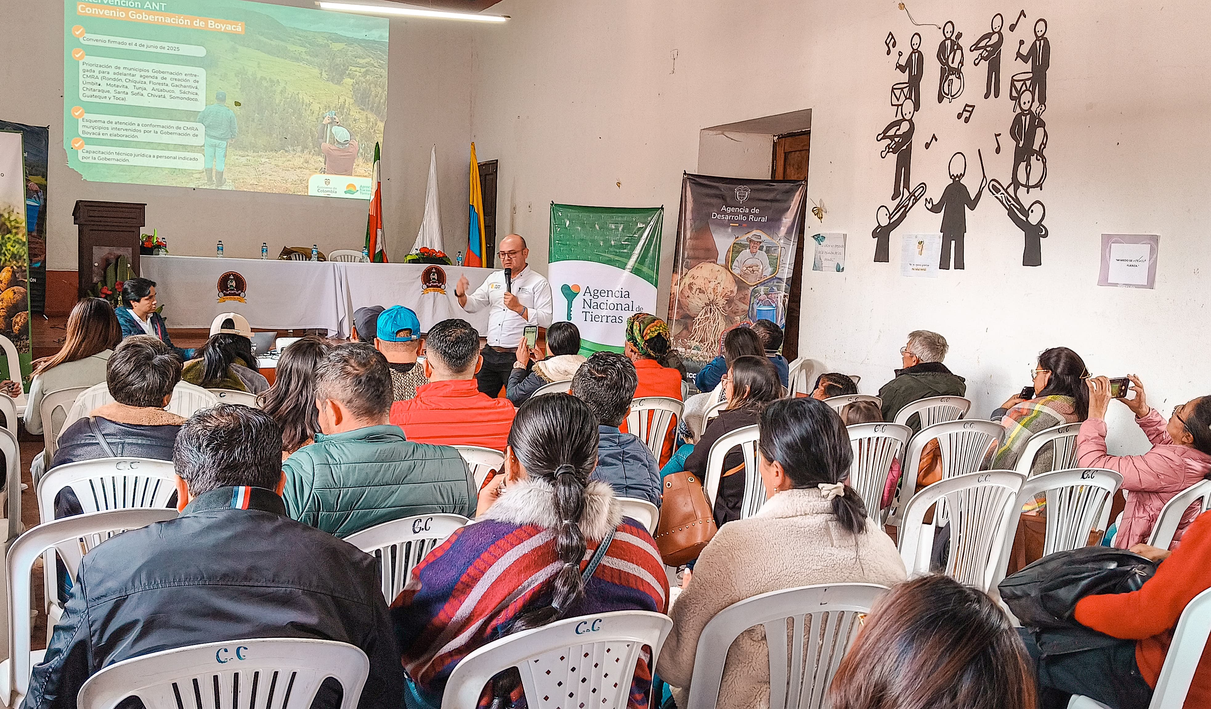 un-grupo-de-personas-sentadas-en-sillas-en-una-habitacion