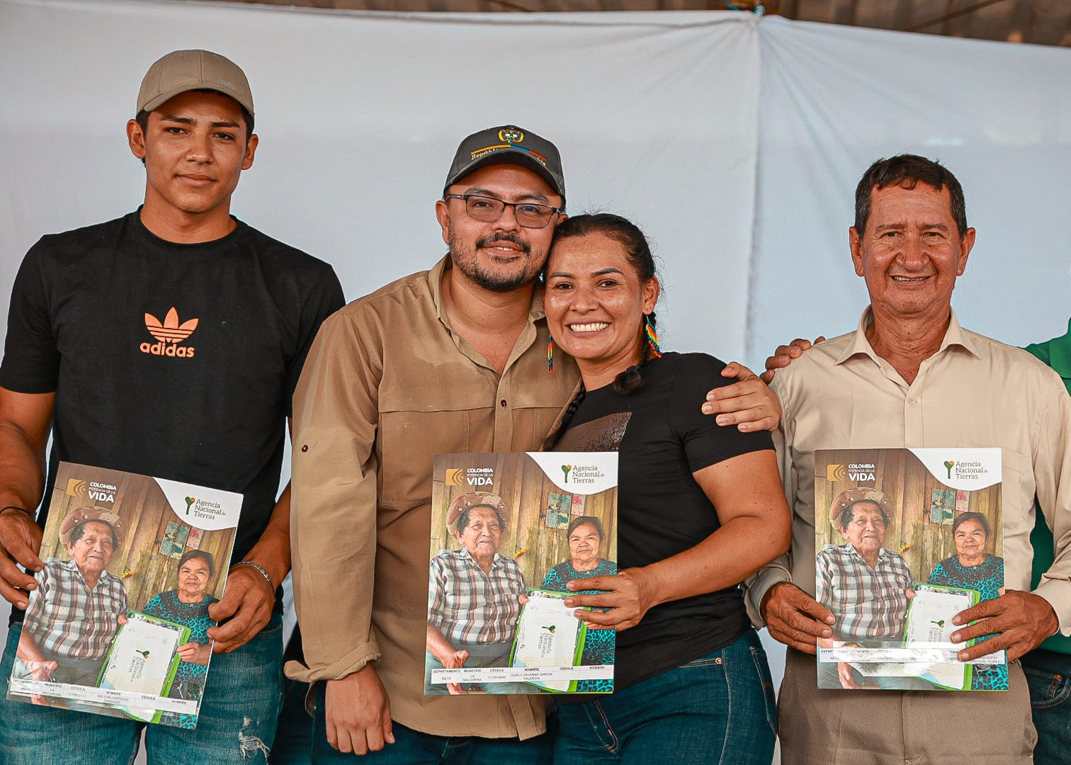 un-grupo-de-personas-sosteniendo-sus-libros