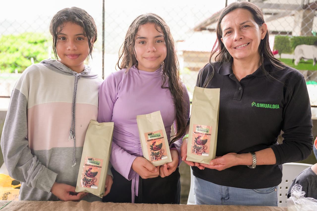 tres-mujeres-sosteniendo-bolsas-de-cafe-en-una-mesa