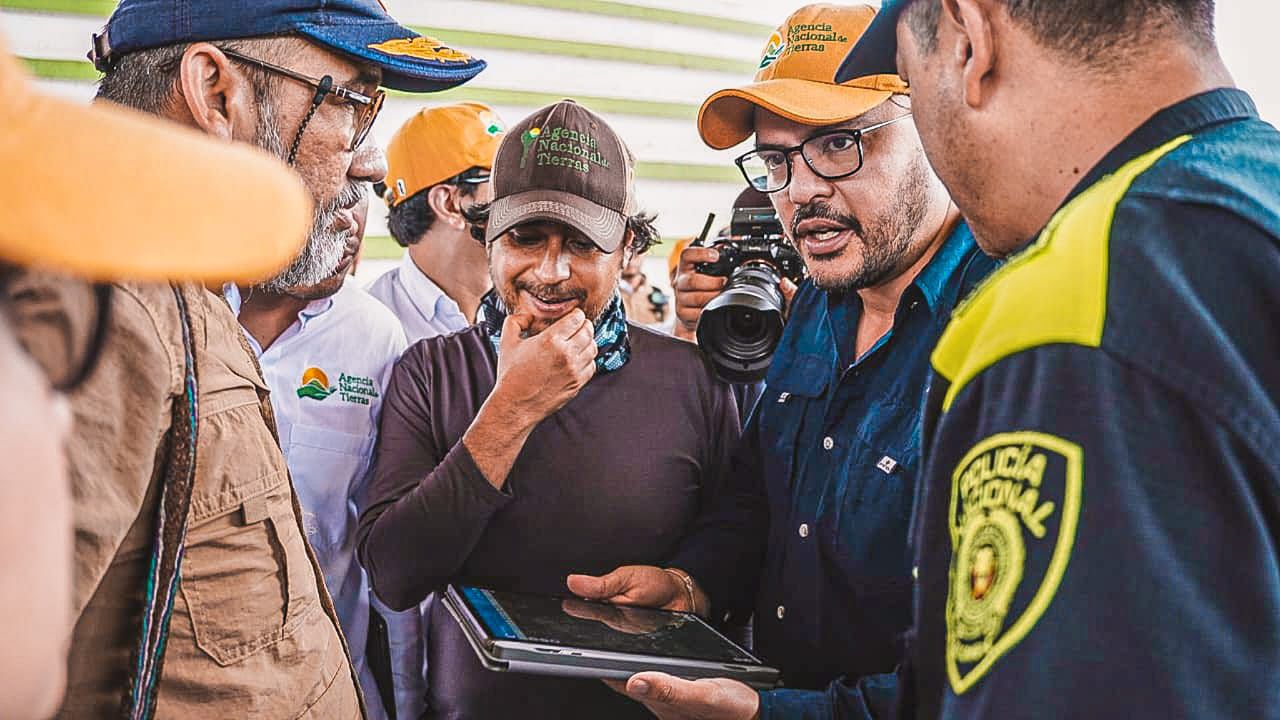 director-ant-con-un-grupo-de-hombres-mirando-una-tableta
