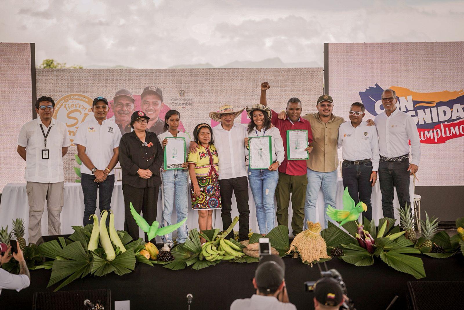 un-grupo-de-personas-parados-en-un-escenario-que-tiene-certificados