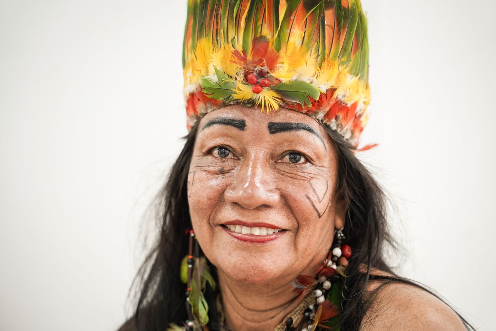 una-mujer-con-tocado-con-plumas-y-flores