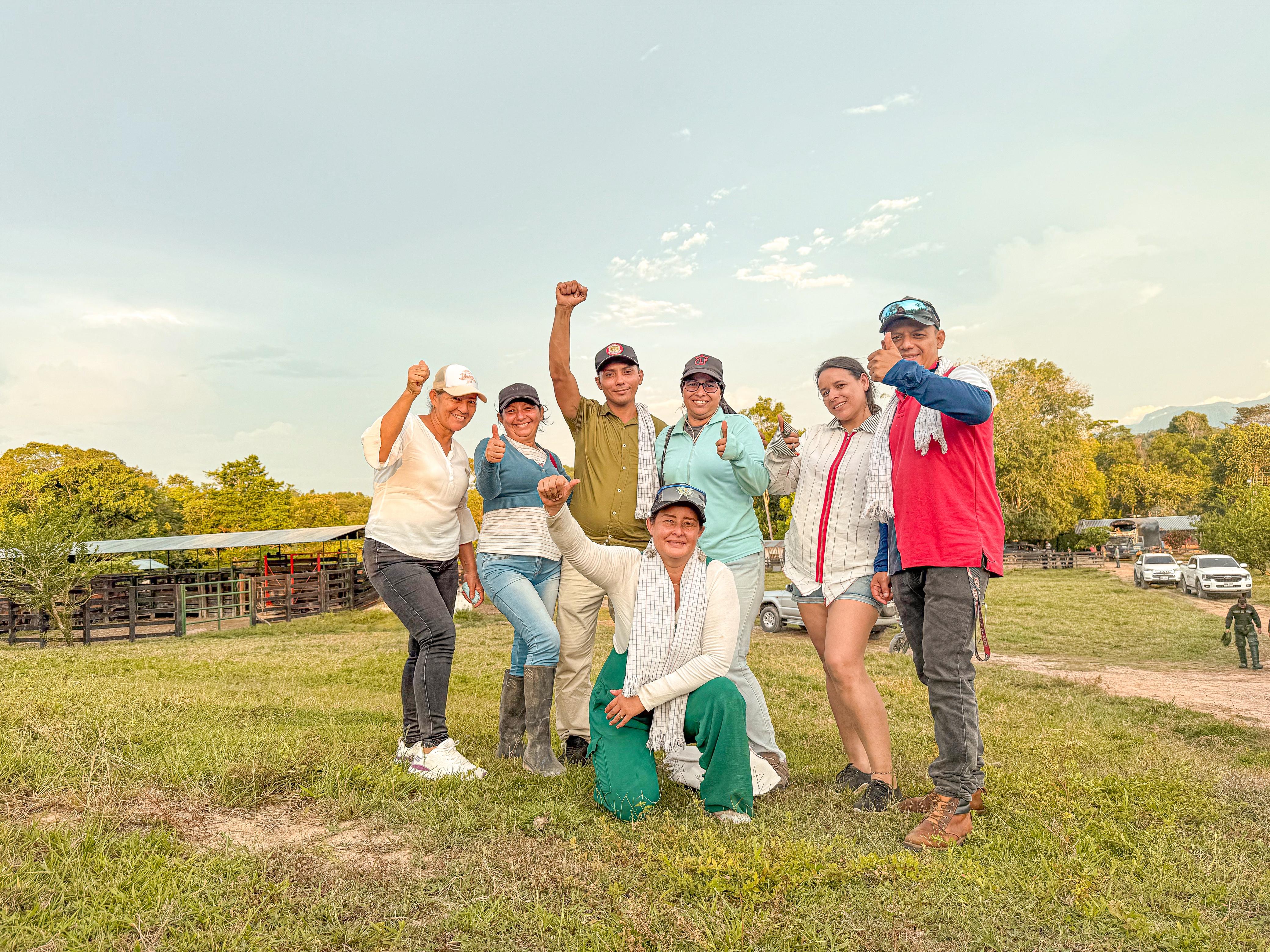 Familia-de-campesinos-levantando-sus-punos