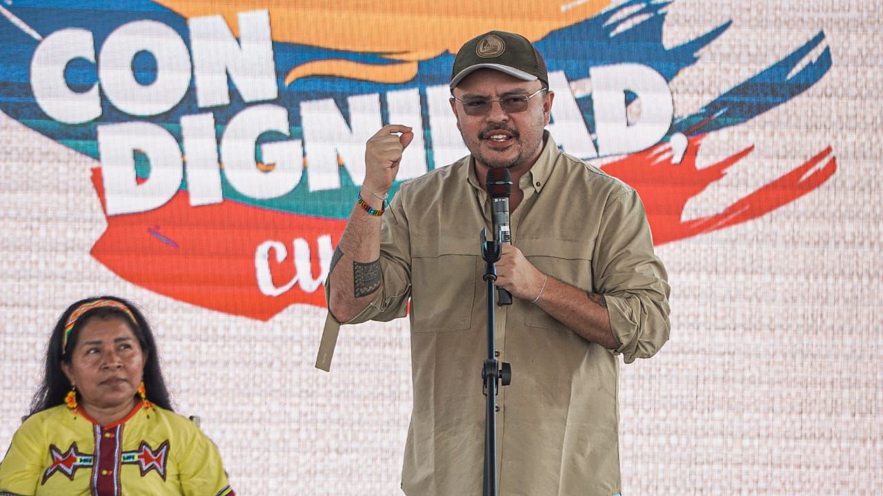 director-ant-hablando-en-escenario