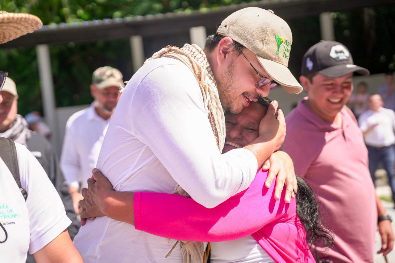 director-ant-abrazando-mujer