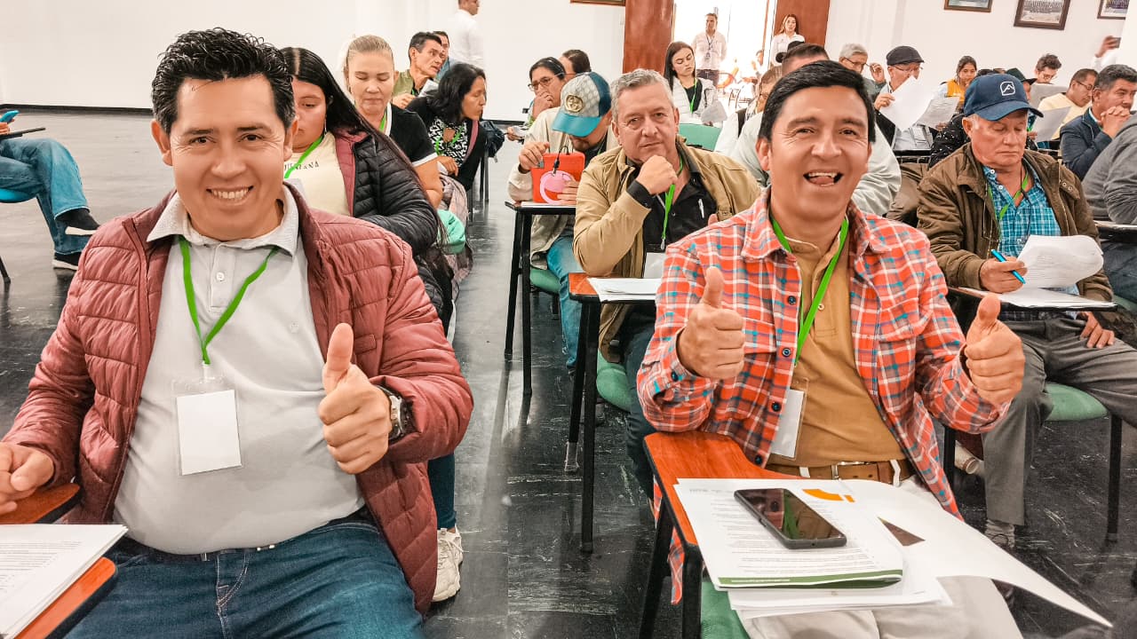 dos-hombres-dando-pulgares-en-un-salon-de-clases