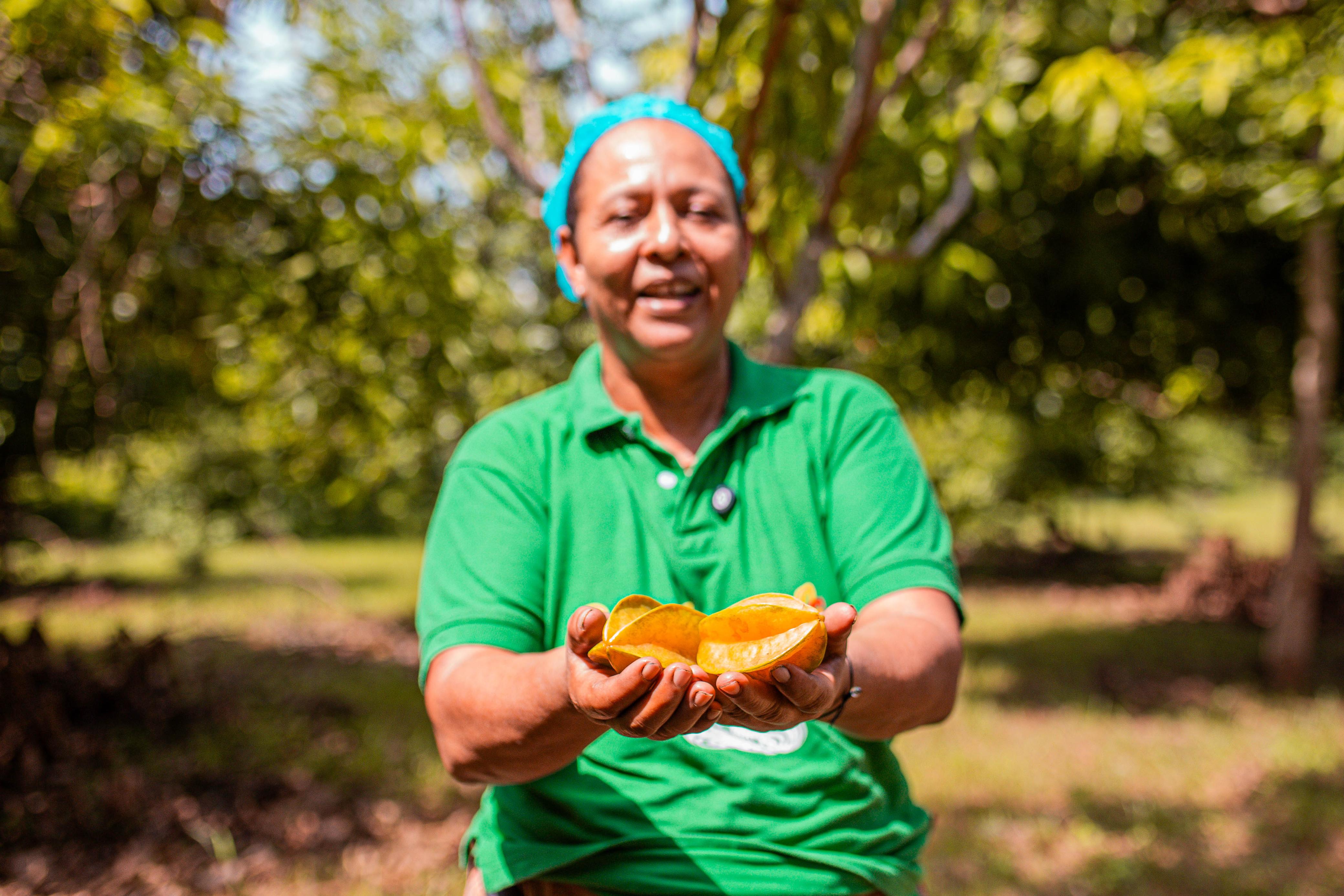 mujer-campesina-con-frutos-en-sus-manos