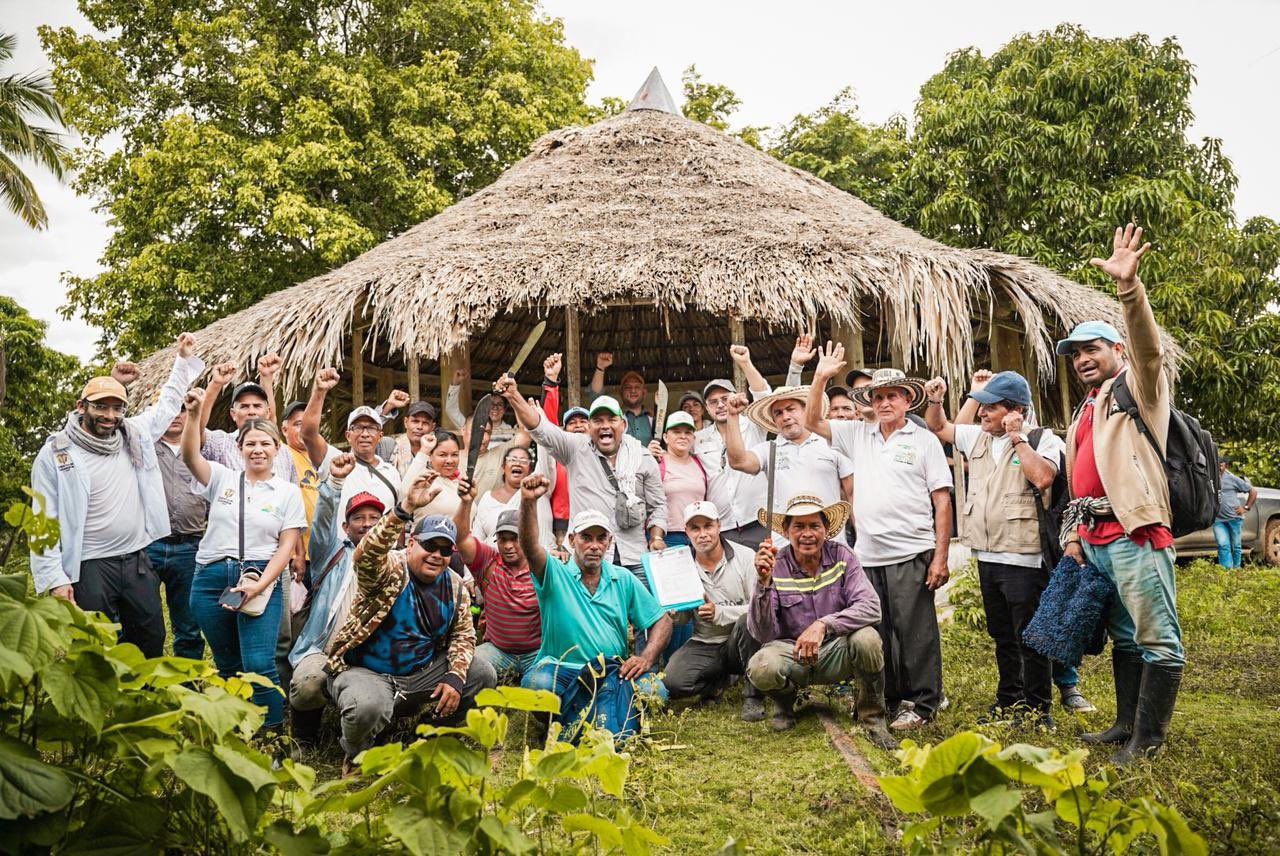 un-grupo-de-personas-posando-para-una-foto-frente-a-una-cabana