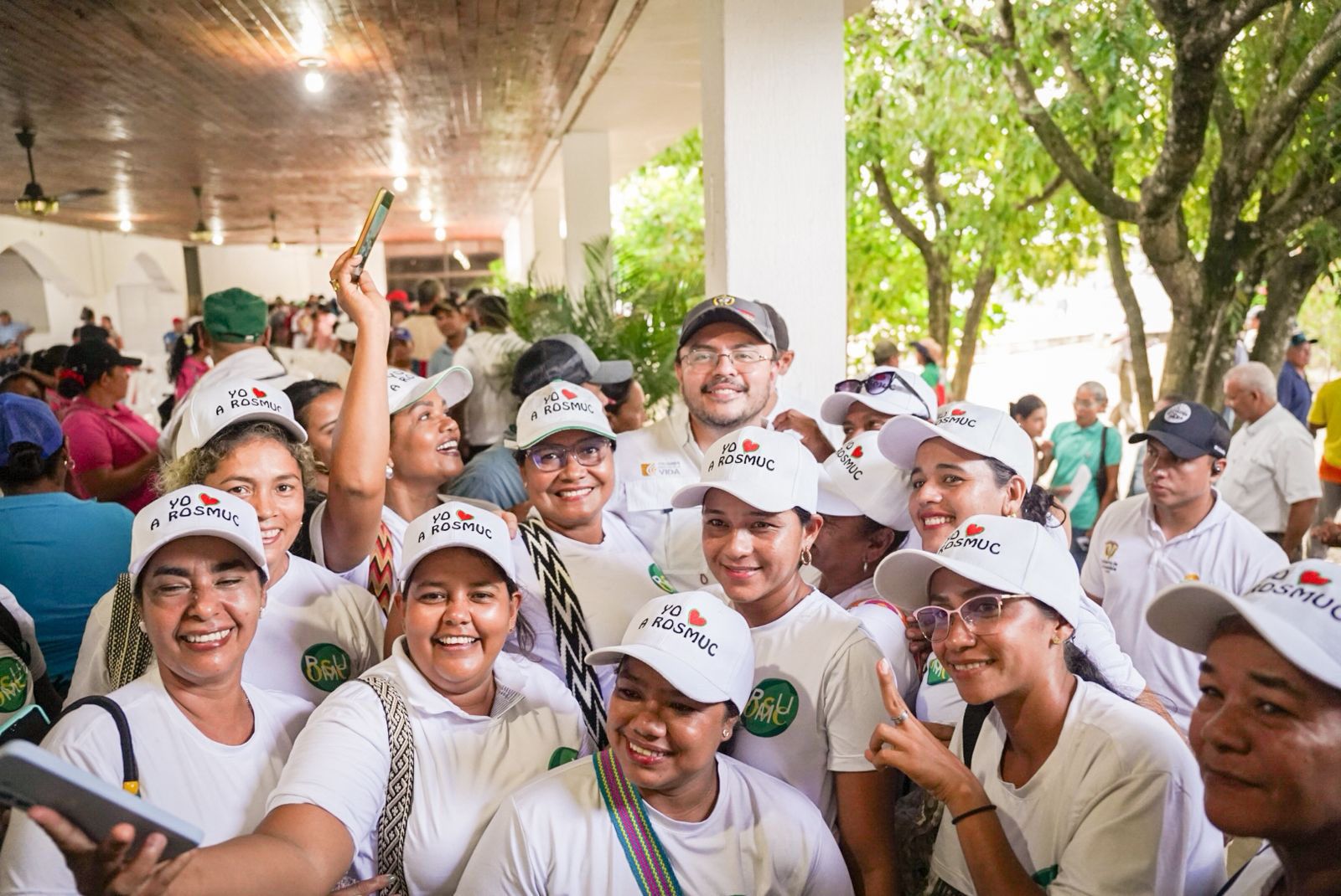 un-grupo-de-personas-vestidas-con-camisas-blancas-y-sombreros