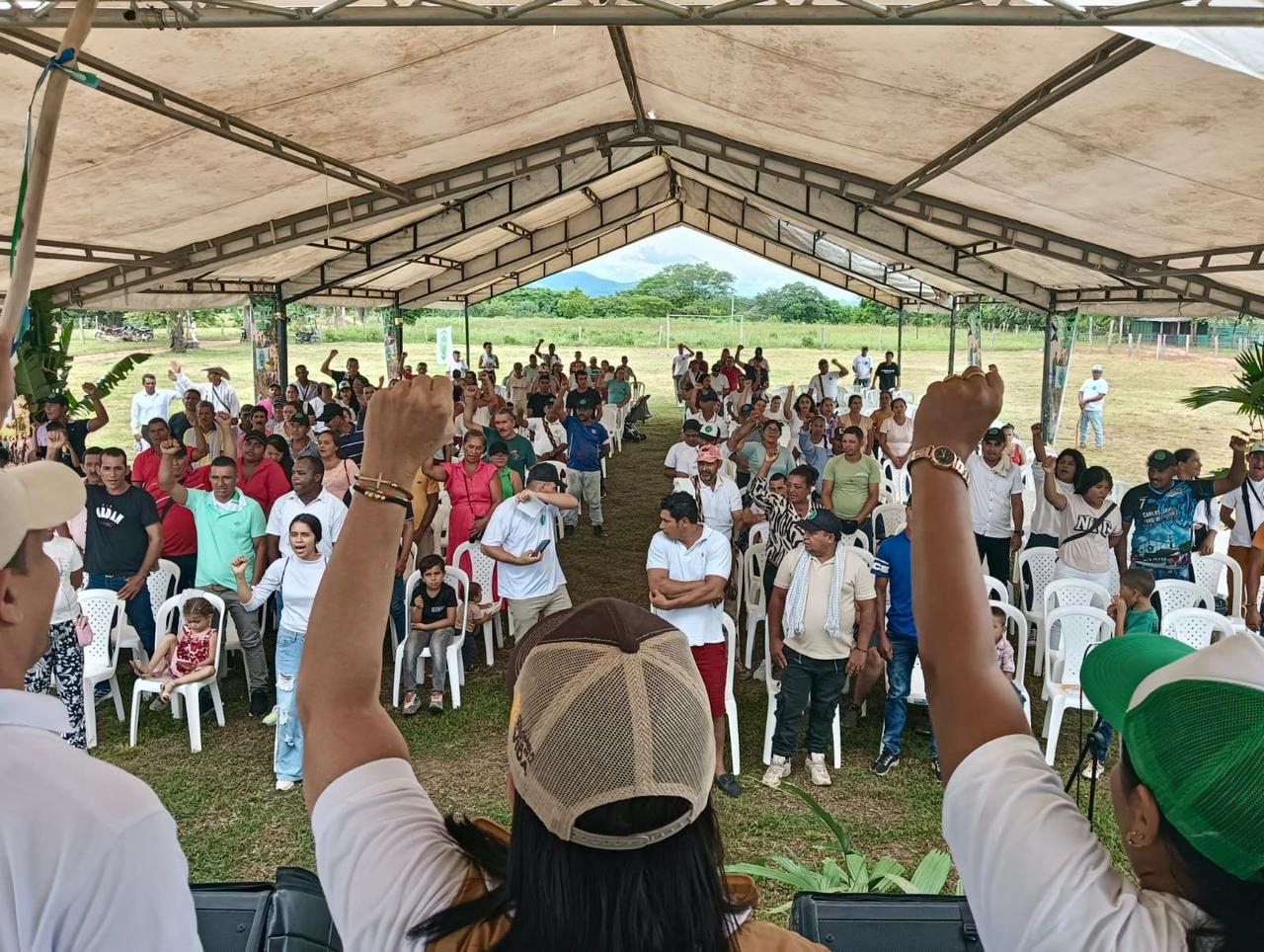 personas-con-camisas-blancas-y-sombreros-paradas-debajo-de-una-tienda