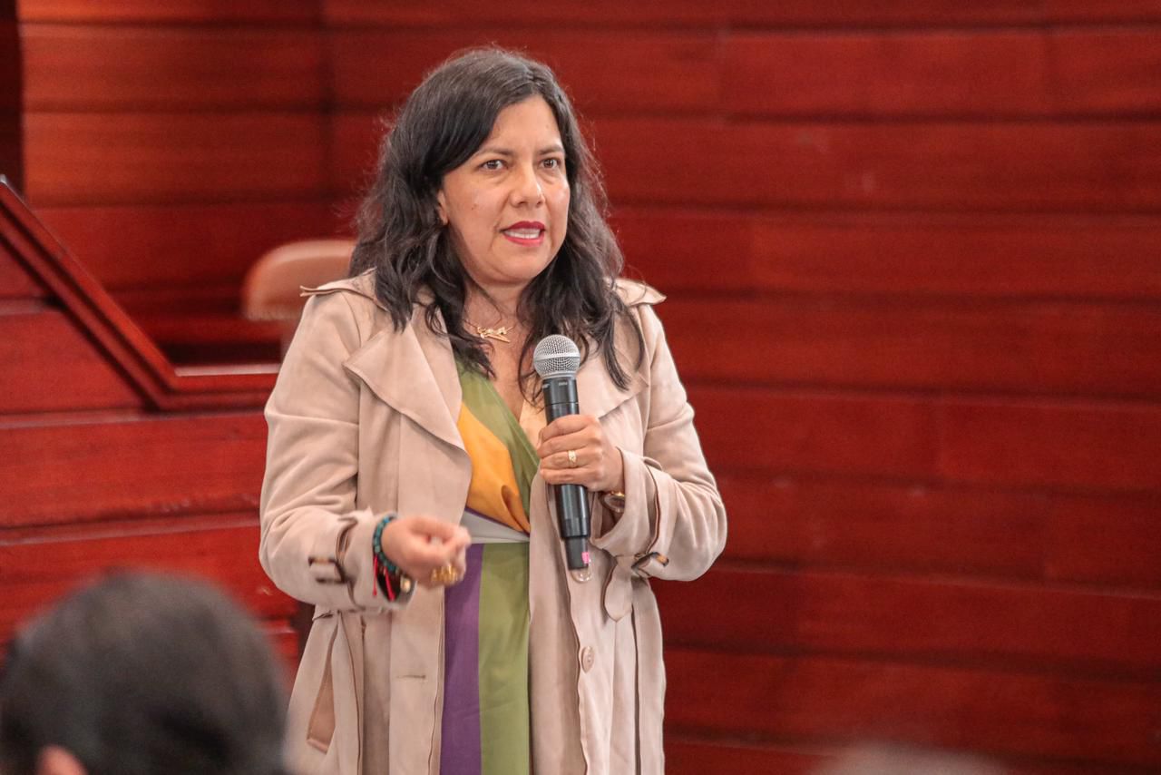 Mujer-hablando-con-un-microfono-en-sus-manos